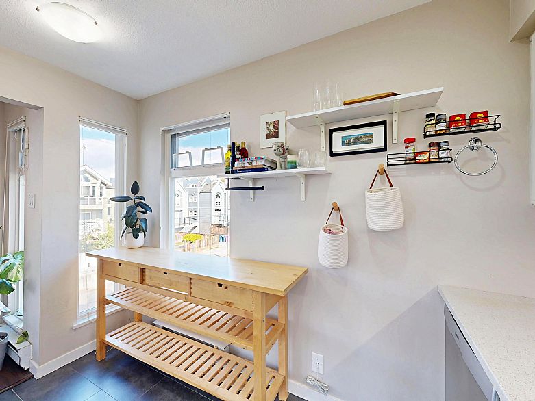 307 865 W 15th Avenue