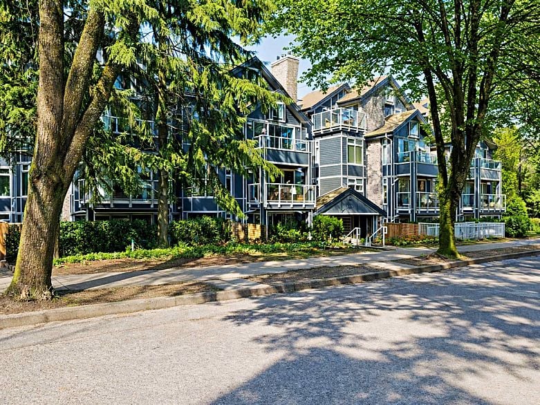 307 865 W 15th Avenue