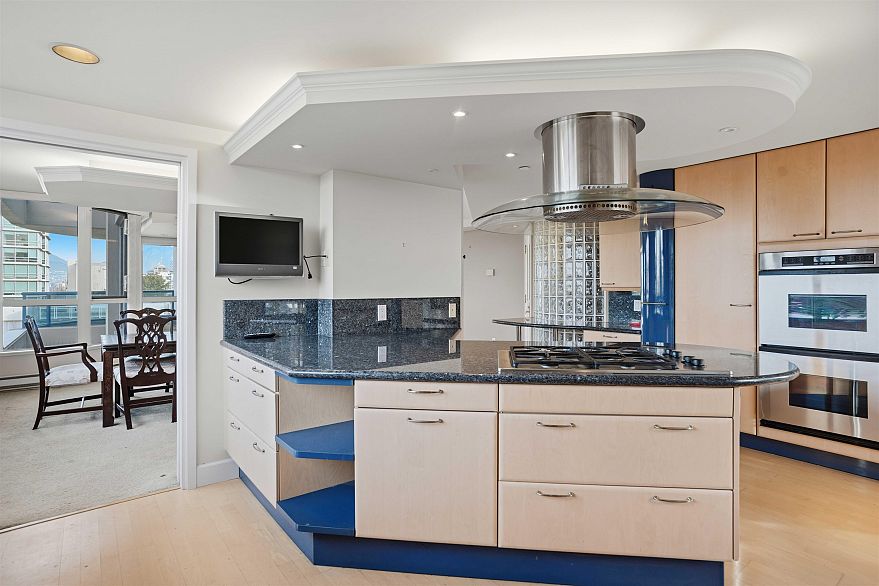 8 1350 W 14th Avenue