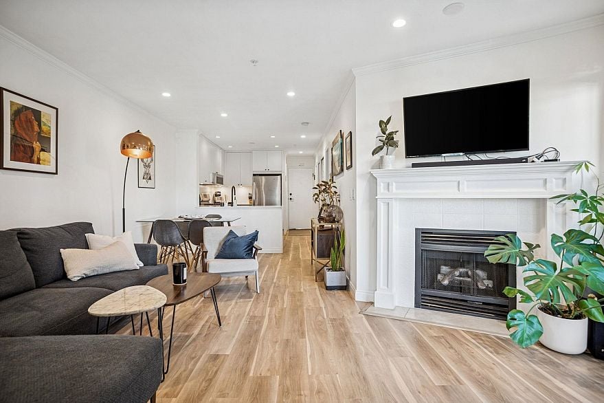 305 688 E 16th Avenue