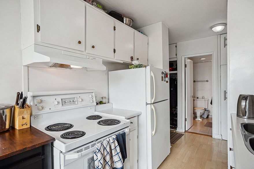 1204 1330 Harwood Street