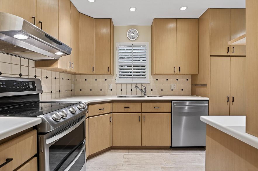 4 3301 W 16th Avenue