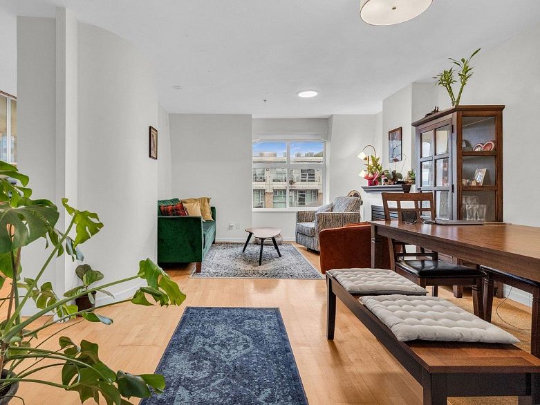 102 3349 Dunbar Street