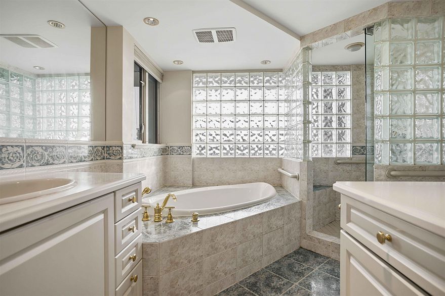 8 1350 W 14th Avenue