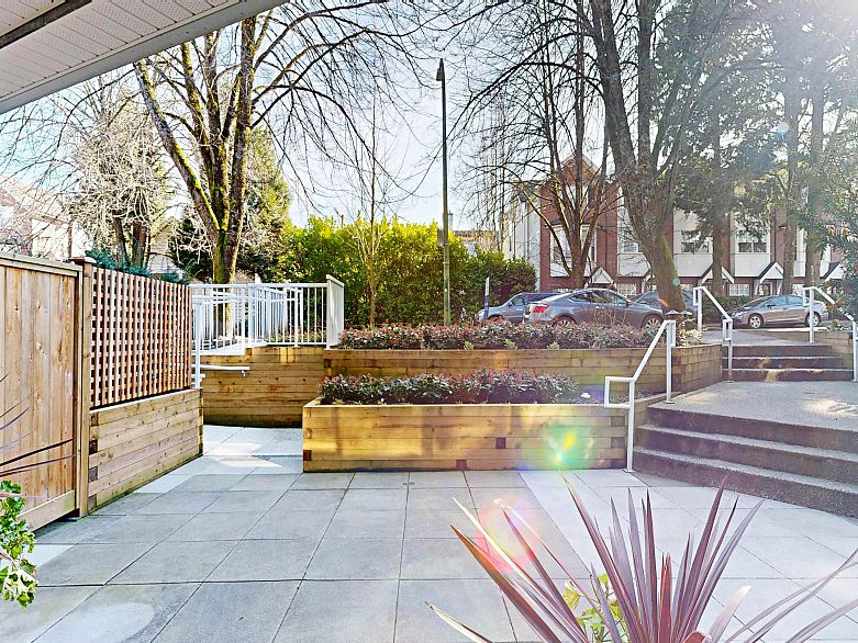 307 865 W 15th Avenue