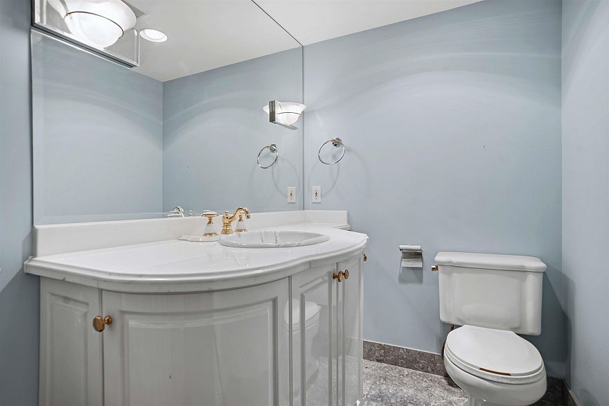 8 1350 W 14th Avenue