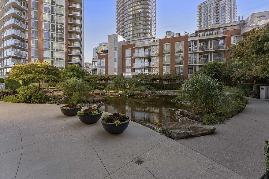 1802 688 Abbott Street