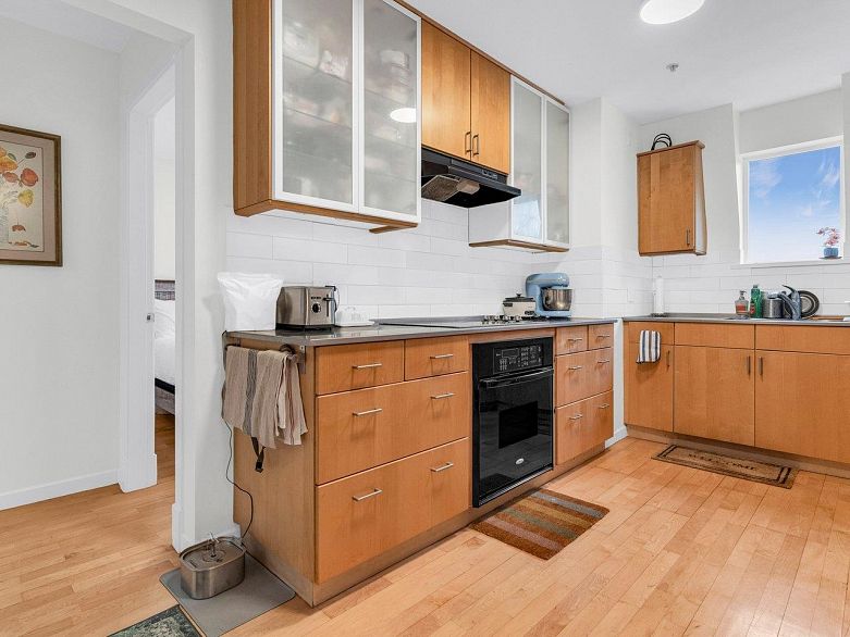 102 3349 Dunbar Street