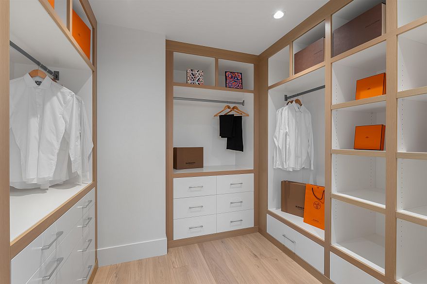 4346 Locarno Crescent