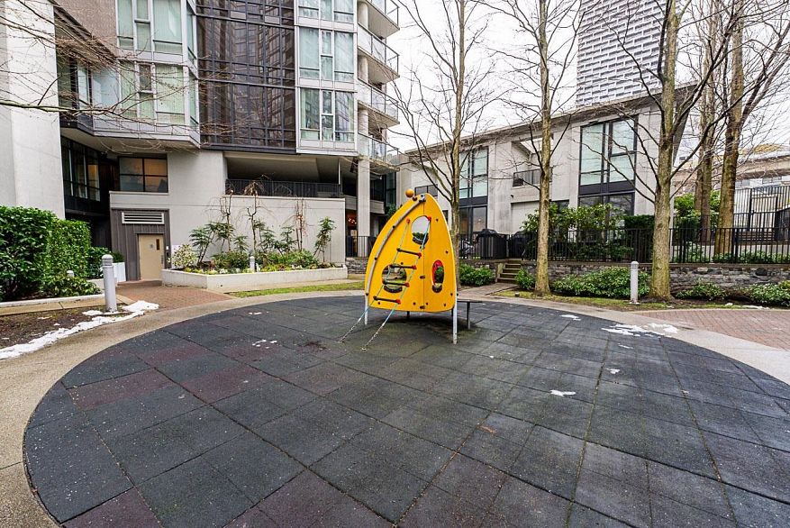 301 583 Beach Crescent