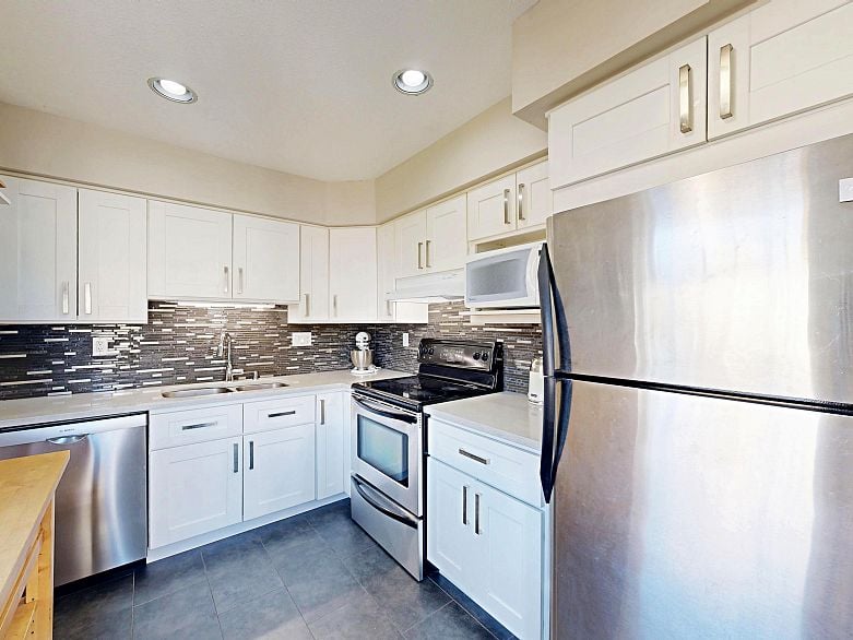 307 865 W 15th Avenue