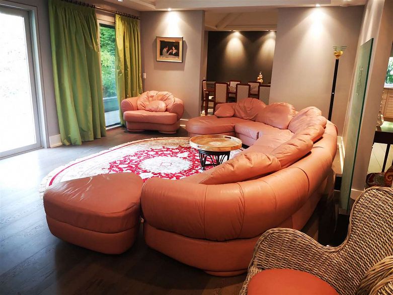 6187 Mackenzie Street