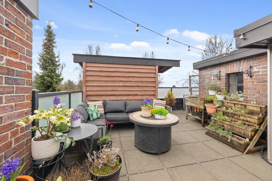 203 1943 E 1st Avenue