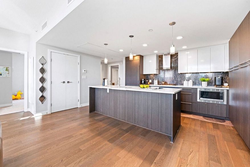 401 5033 Cambie Street