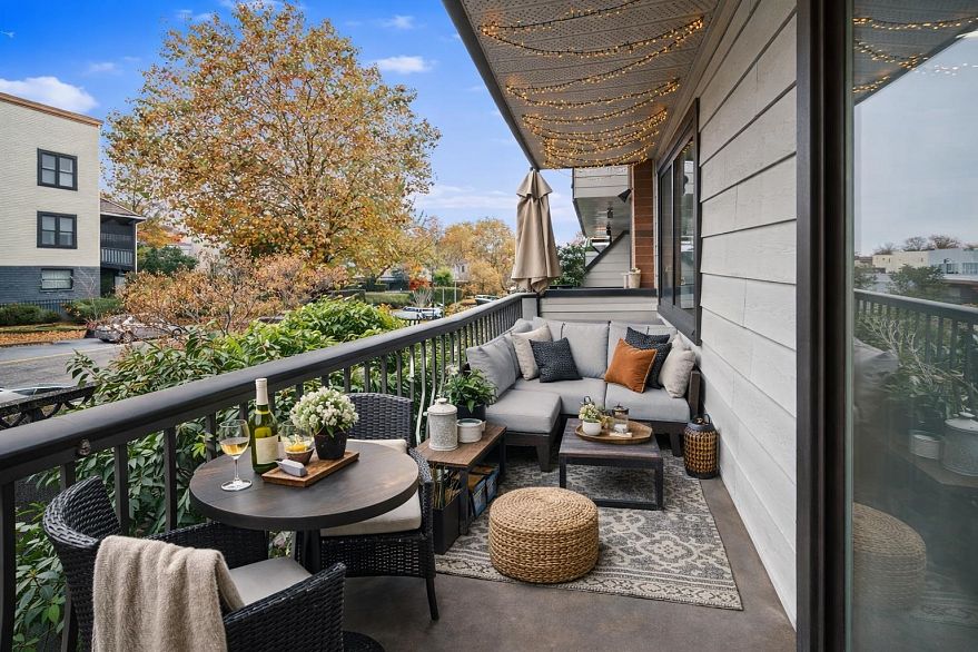 229 2033 Triumph Street