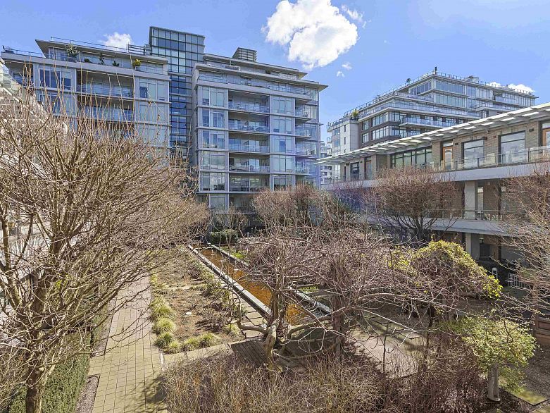 407 77 Walter Hardwick Avenue