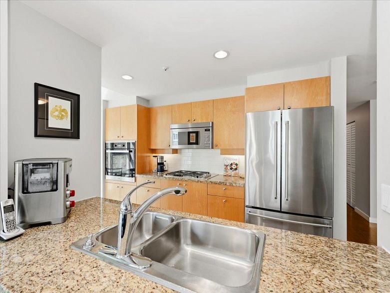 202 1790 Bayshore Drive