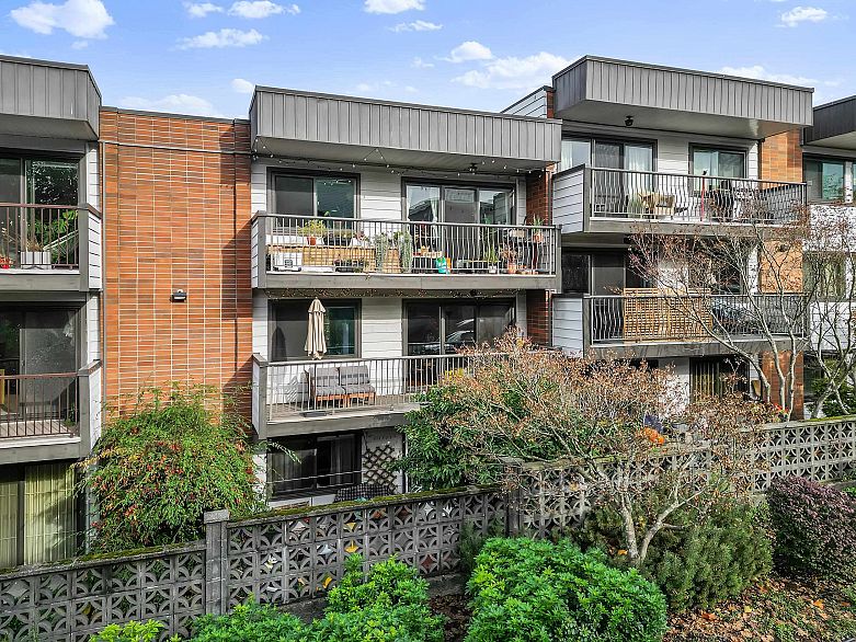 229 2033 Triumph Street