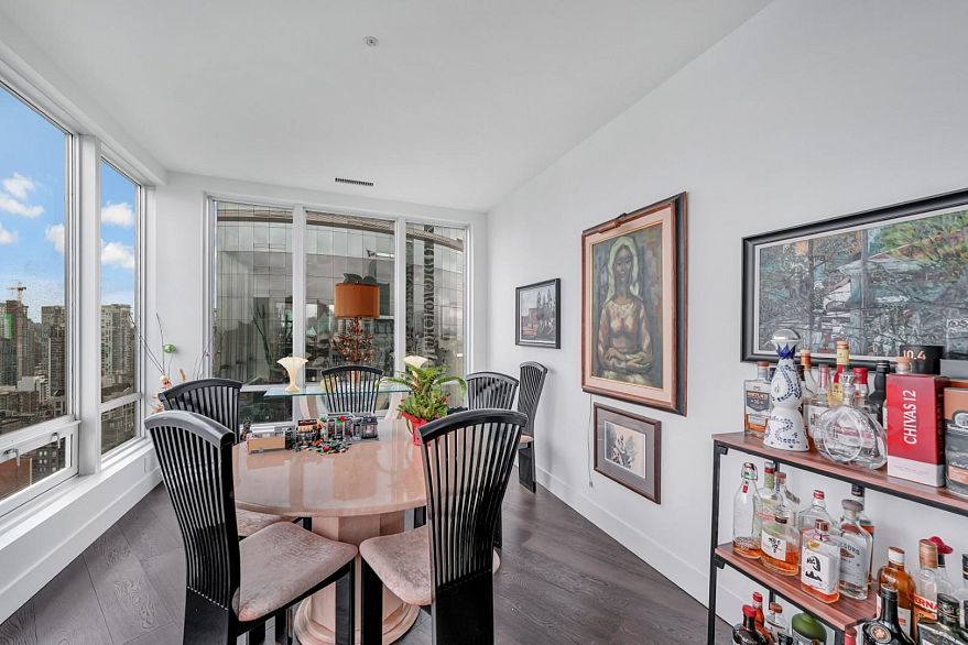 2106 989 Nelson Street