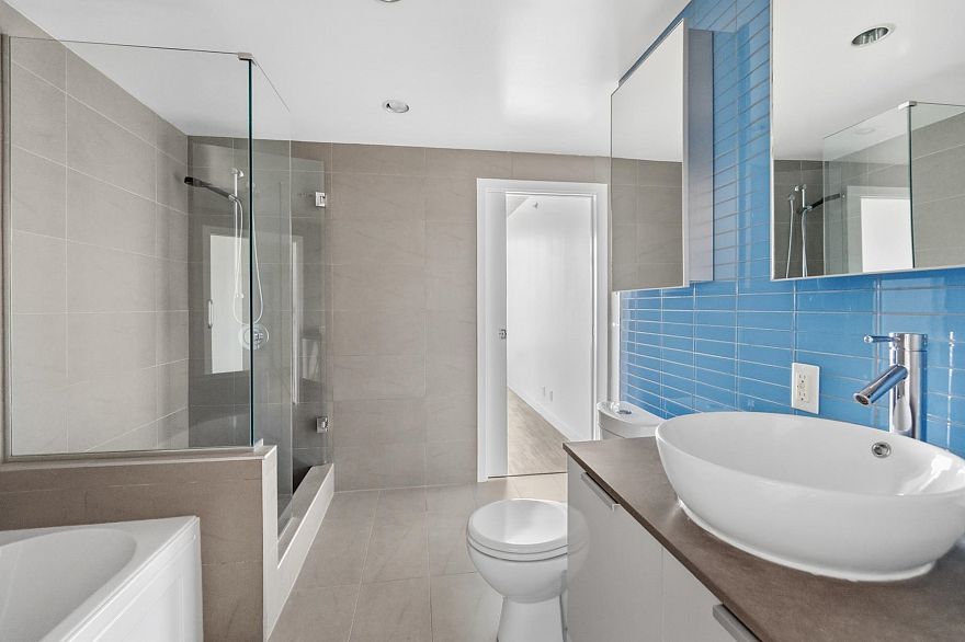 1701 108 W Cordova Street