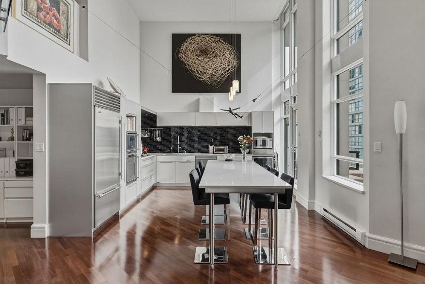 401 988 Richards Street