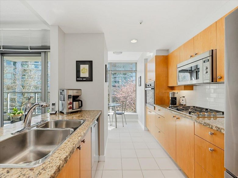 202 1790 Bayshore Drive