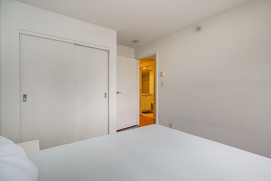 1209 111 W Georgia Street