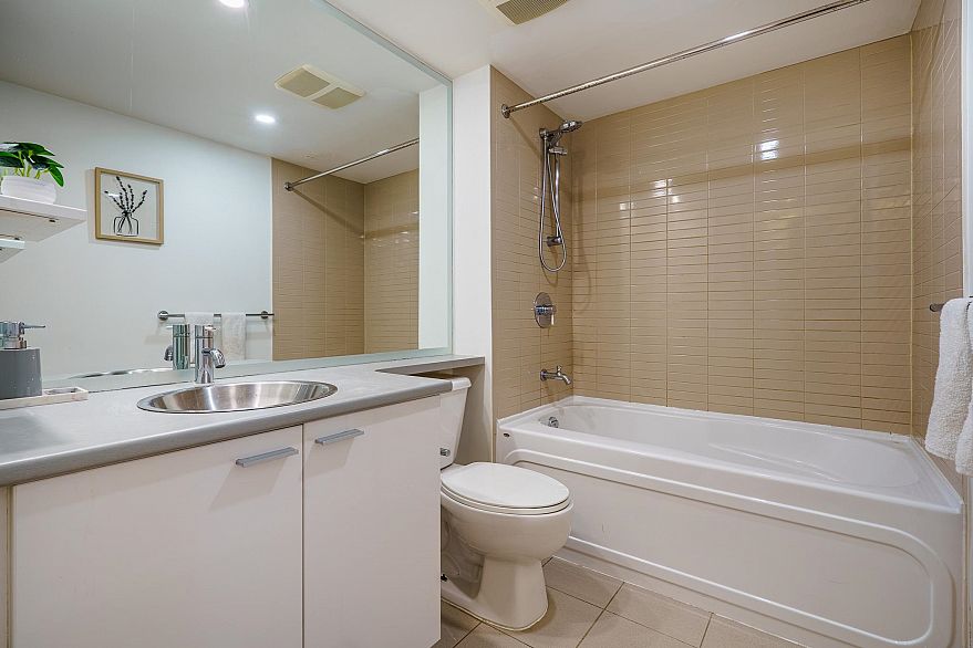 1209 111 W Georgia Street