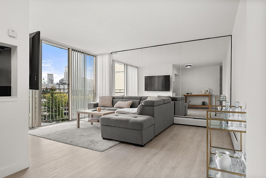 806 1250 Burnaby Street