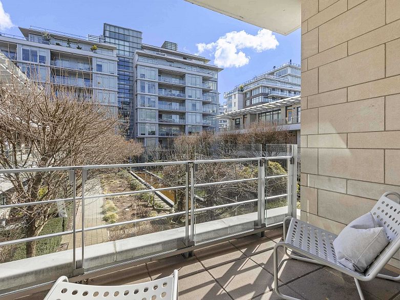 407 77 Walter Hardwick Avenue