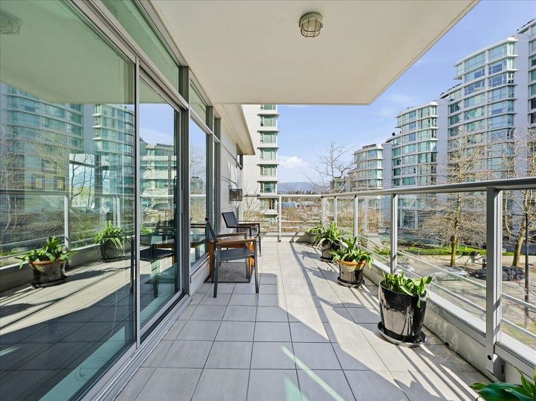 202 1790 Bayshore Drive