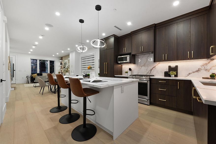 2 7361 Fraser Street