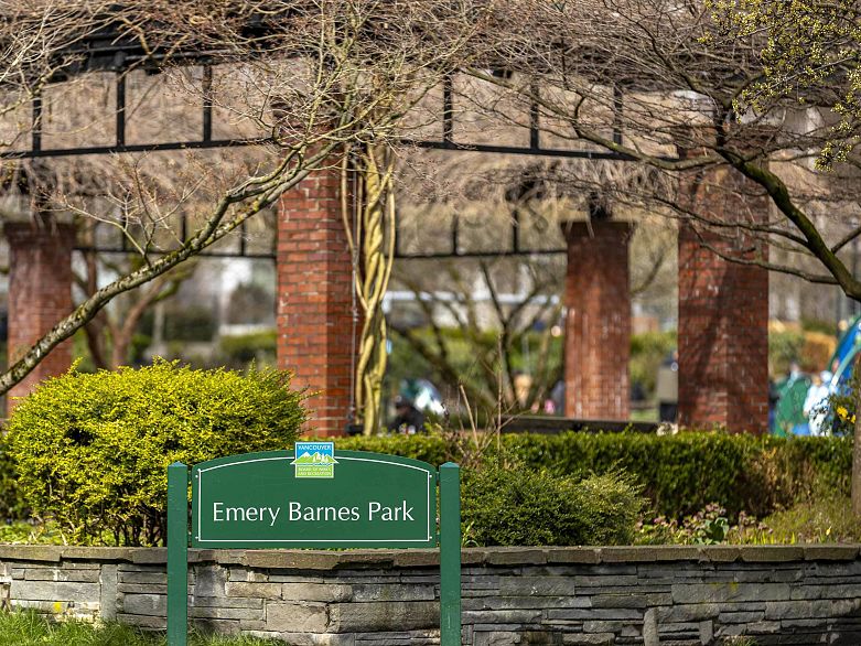 401 988 Richards Street