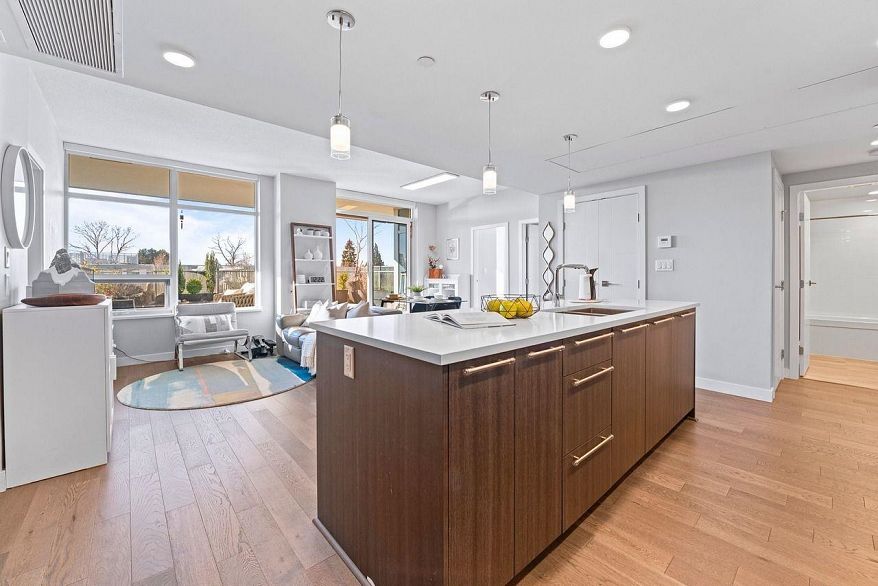 401 5033 Cambie Street