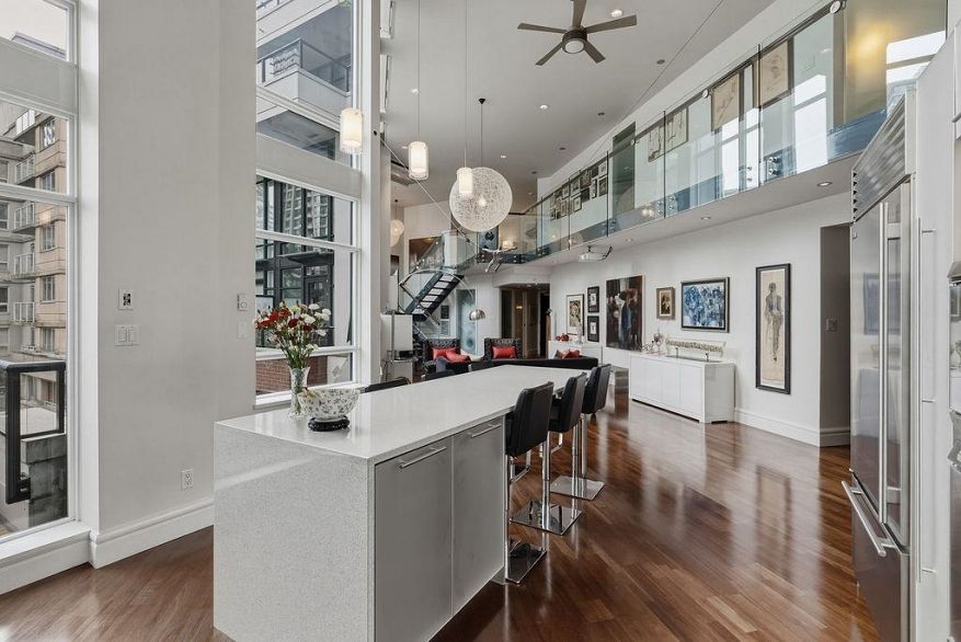 401 988 Richards Street