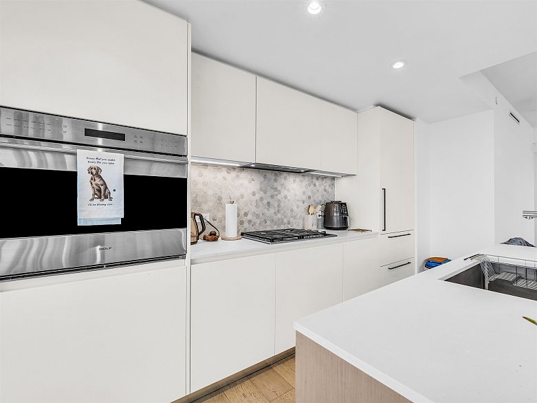 1401 1365 Davie Street