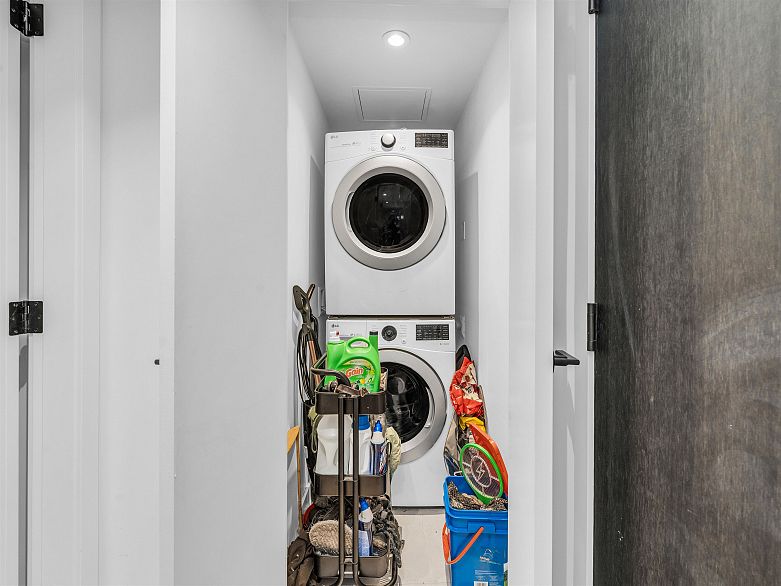 1401 1365 Davie Street