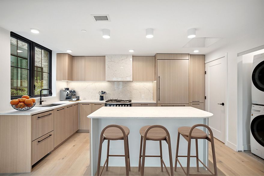 104 157 W King Edward Avenue