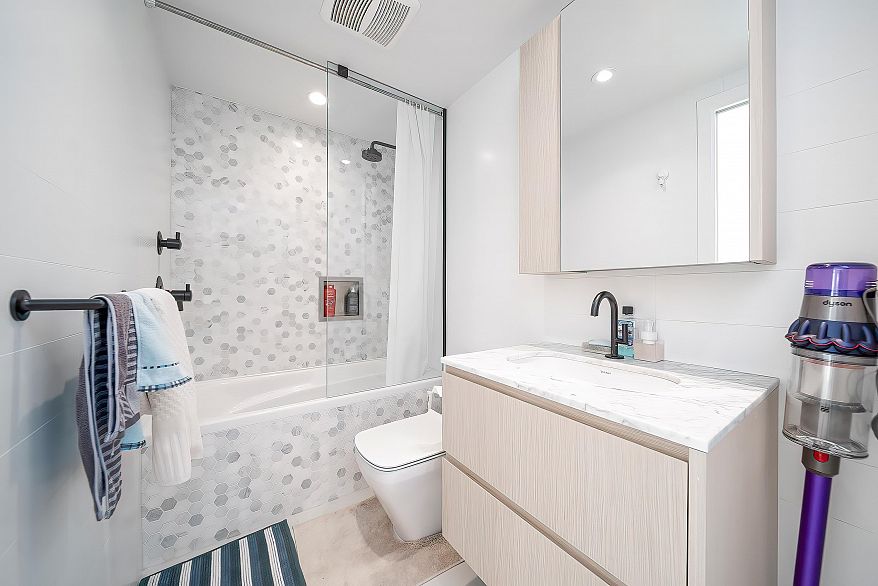 901 1180 Broughton Street