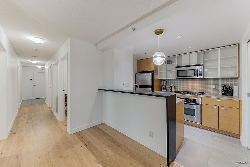 703 33 Smithe Street