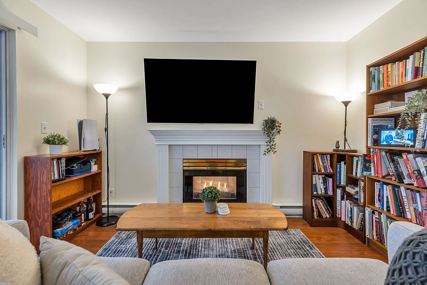 406 2133 Dundas Street