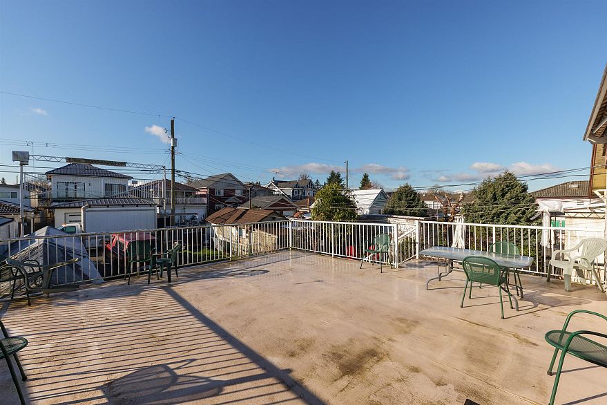 1266 E King Edward Avenue