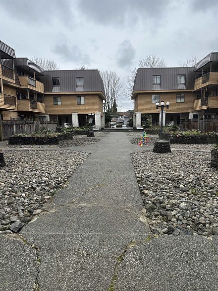 206 2299 E 30th Avenue