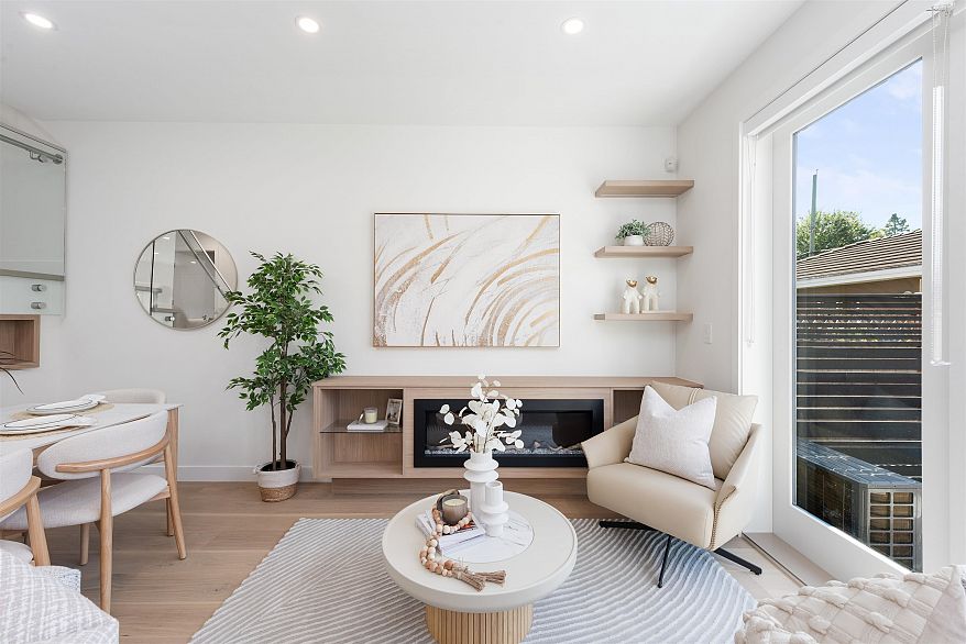 2 2750 W 19th Avenue