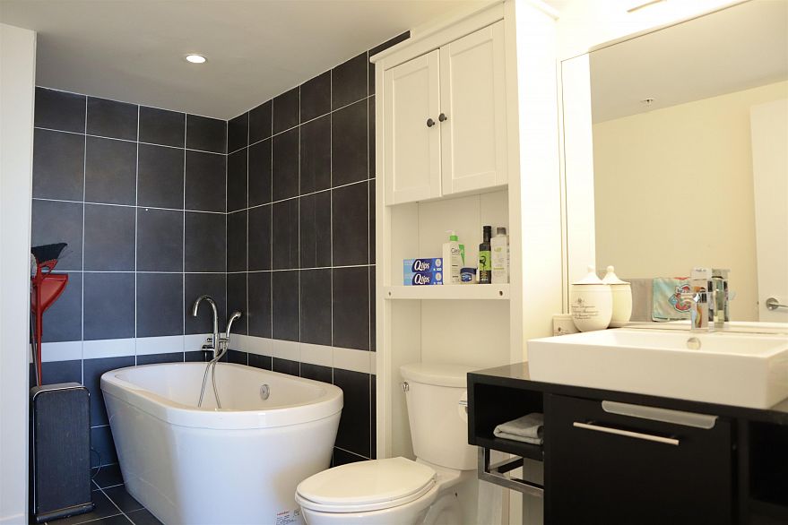 2906 689 Abbott Street