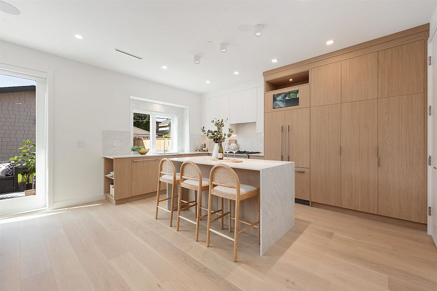 2 2750 W 19th Avenue