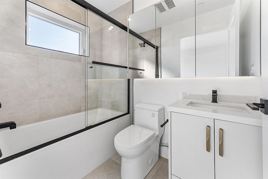 2 2138 W 48th Avenue