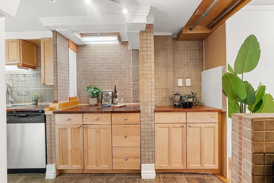 B5 238 E 10th Avenue