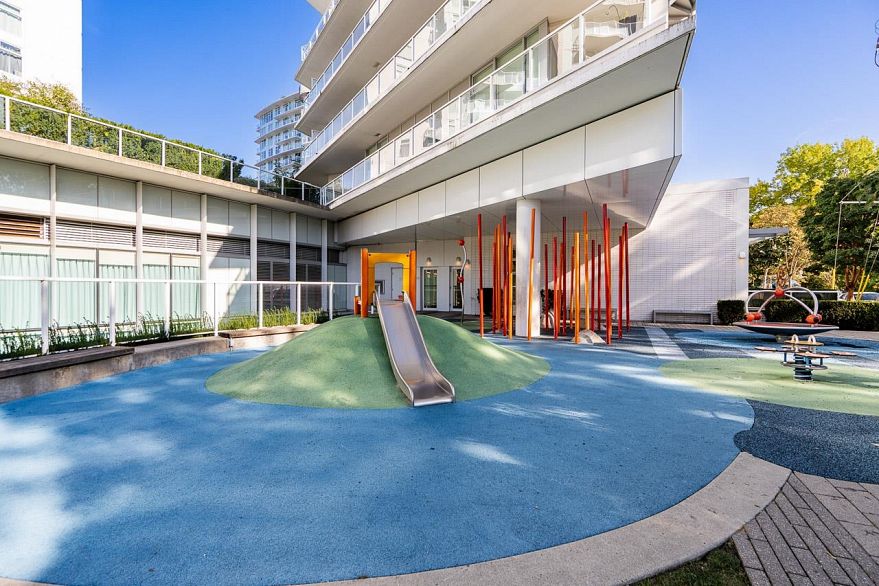 1106 4638 Gladstone Street