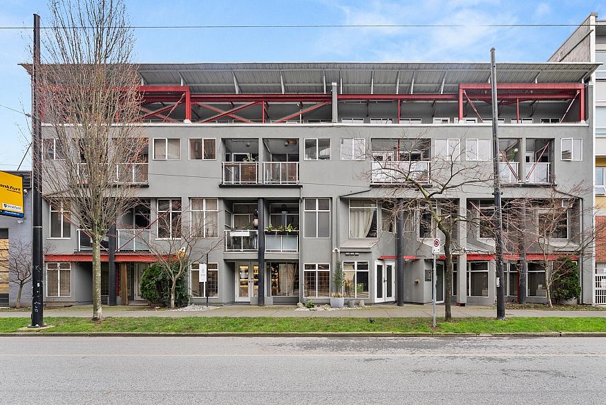 B5 238 E 10th Avenue